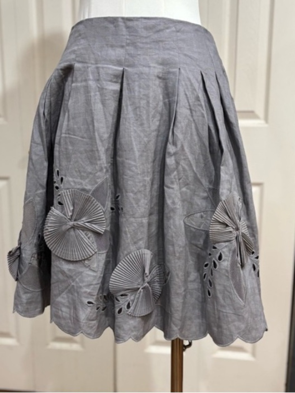 🩶2/$120🩶 ANTHROPOLOGIE Gray box-pleat, full/circle Skirt, Cutouts, appliqués